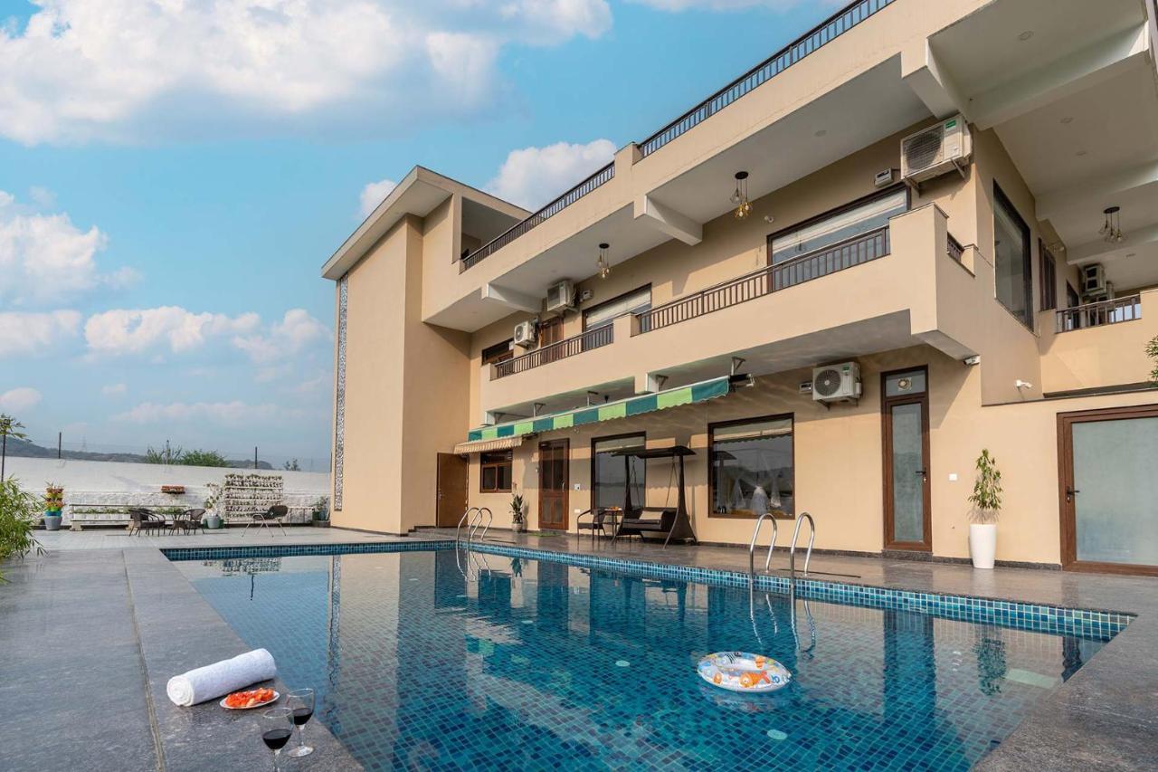 Brookvale Manor By Stayvista - Private Pool Haven With Endless Views & Indoor Fun Sohna Buitenkant foto