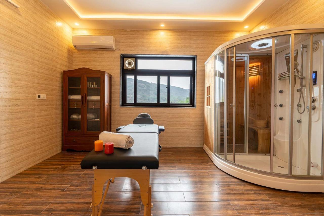 Brookvale Manor By Stayvista - Private Pool Haven With Endless Views & Indoor Fun Sohna Buitenkant foto