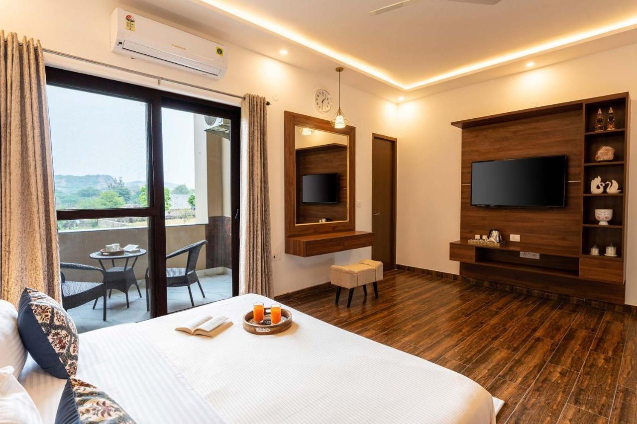 Brookvale Manor By Stayvista - Private Pool Haven With Endless Views & Indoor Fun Sohna Buitenkant foto