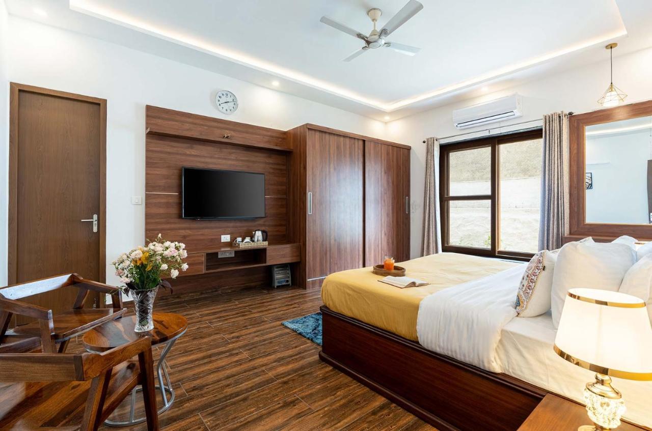Brookvale Manor By Stayvista - Private Pool Haven With Endless Views & Indoor Fun Sohna Buitenkant foto