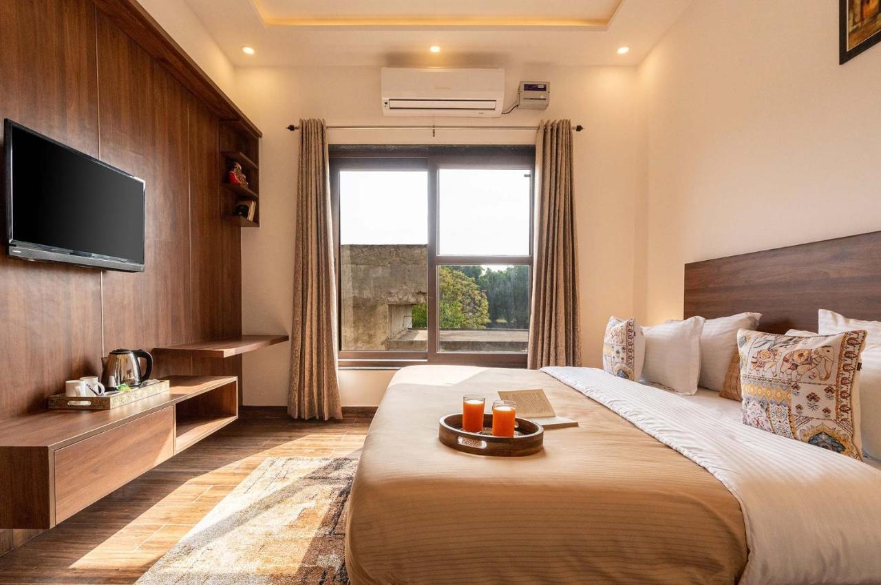 Brookvale Manor By Stayvista - Private Pool Haven With Endless Views & Indoor Fun Sohna Buitenkant foto