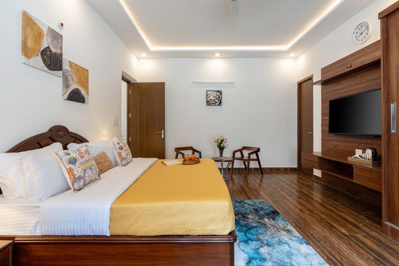 Brookvale Manor By Stayvista - Private Pool Haven With Endless Views & Indoor Fun Sohna Buitenkant foto