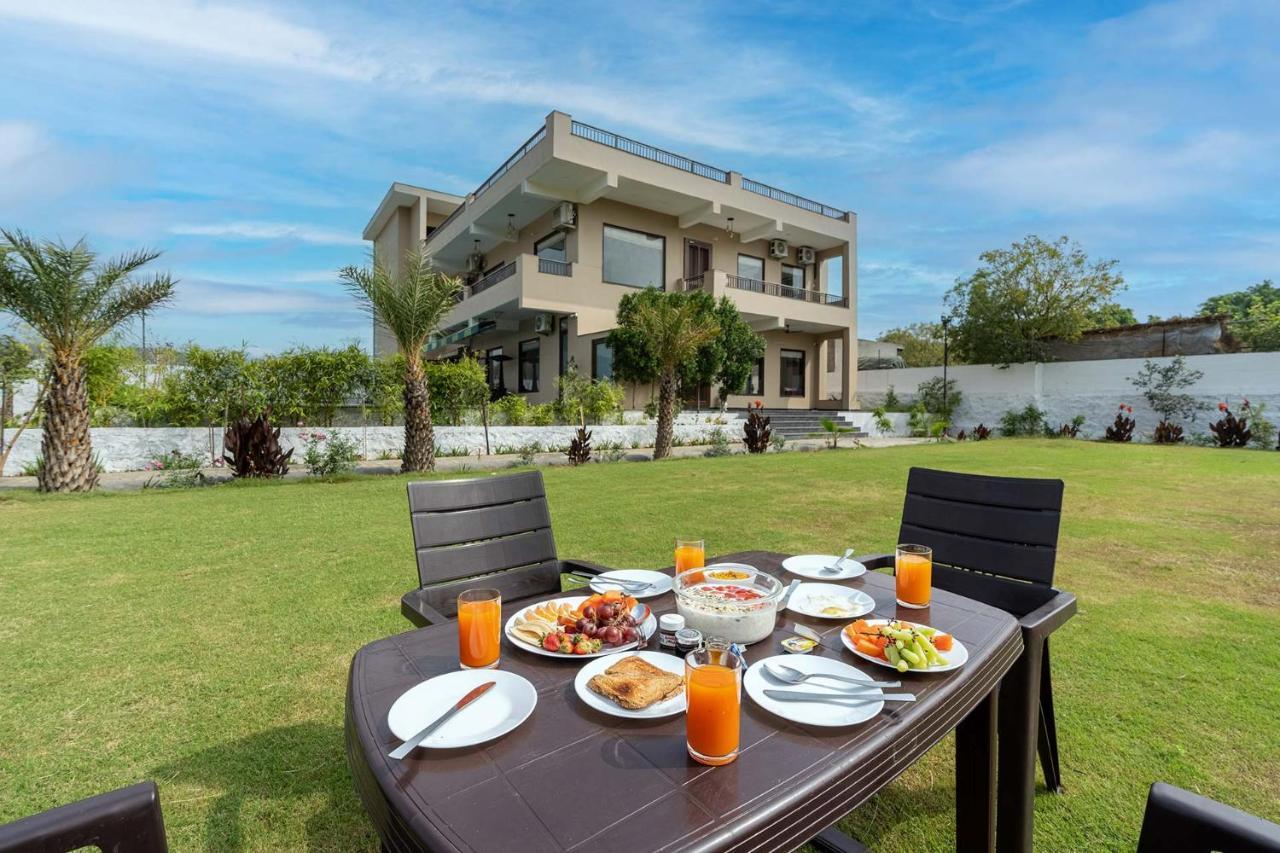 Brookvale Manor By Stayvista - Private Pool Haven With Endless Views & Indoor Fun Sohna Buitenkant foto