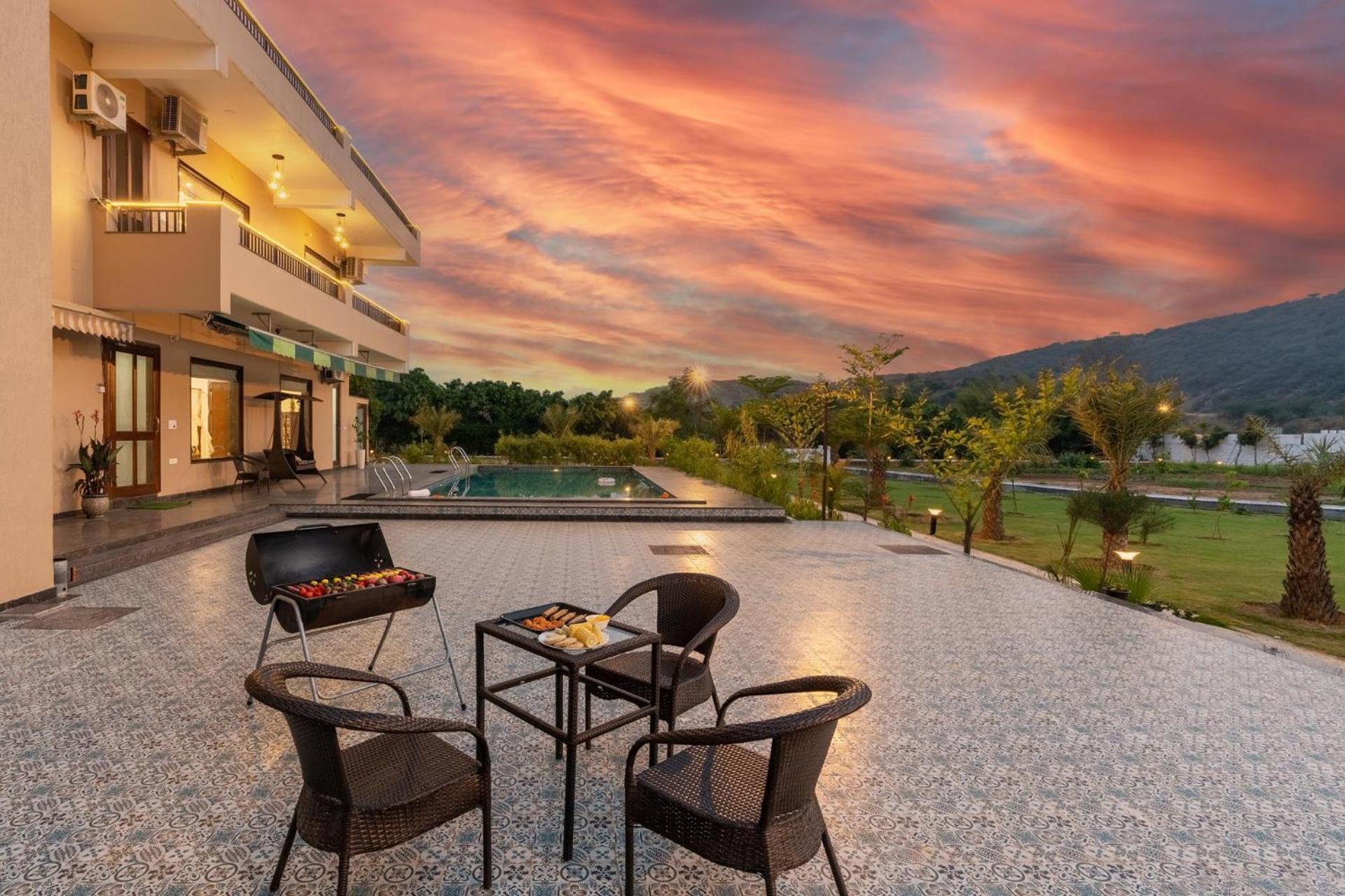 Brookvale Manor By Stayvista - Private Pool Haven With Endless Views & Indoor Fun Sohna Buitenkant foto